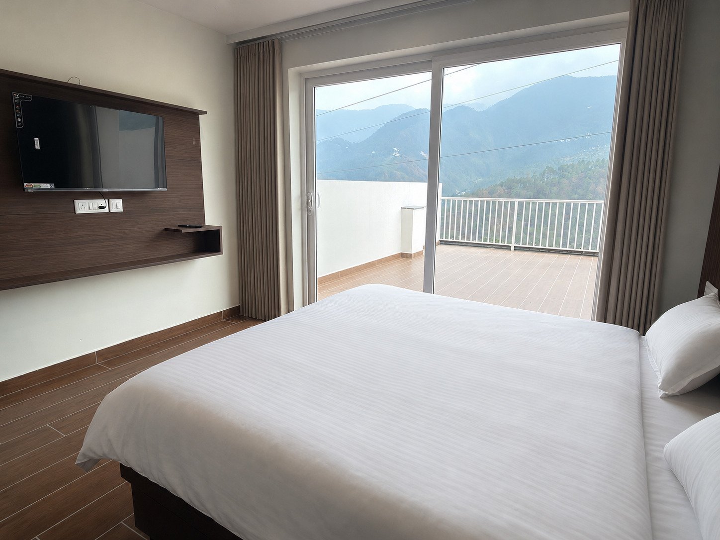 Premium Panorama Suite open-sky balcony at Hotel Pineora